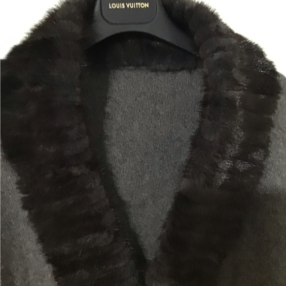 GORGEOUS Cashmere Cape/Shawl w/Real Animal Fur Not Sure What Kind.Beautiful - Picture 6 of 7